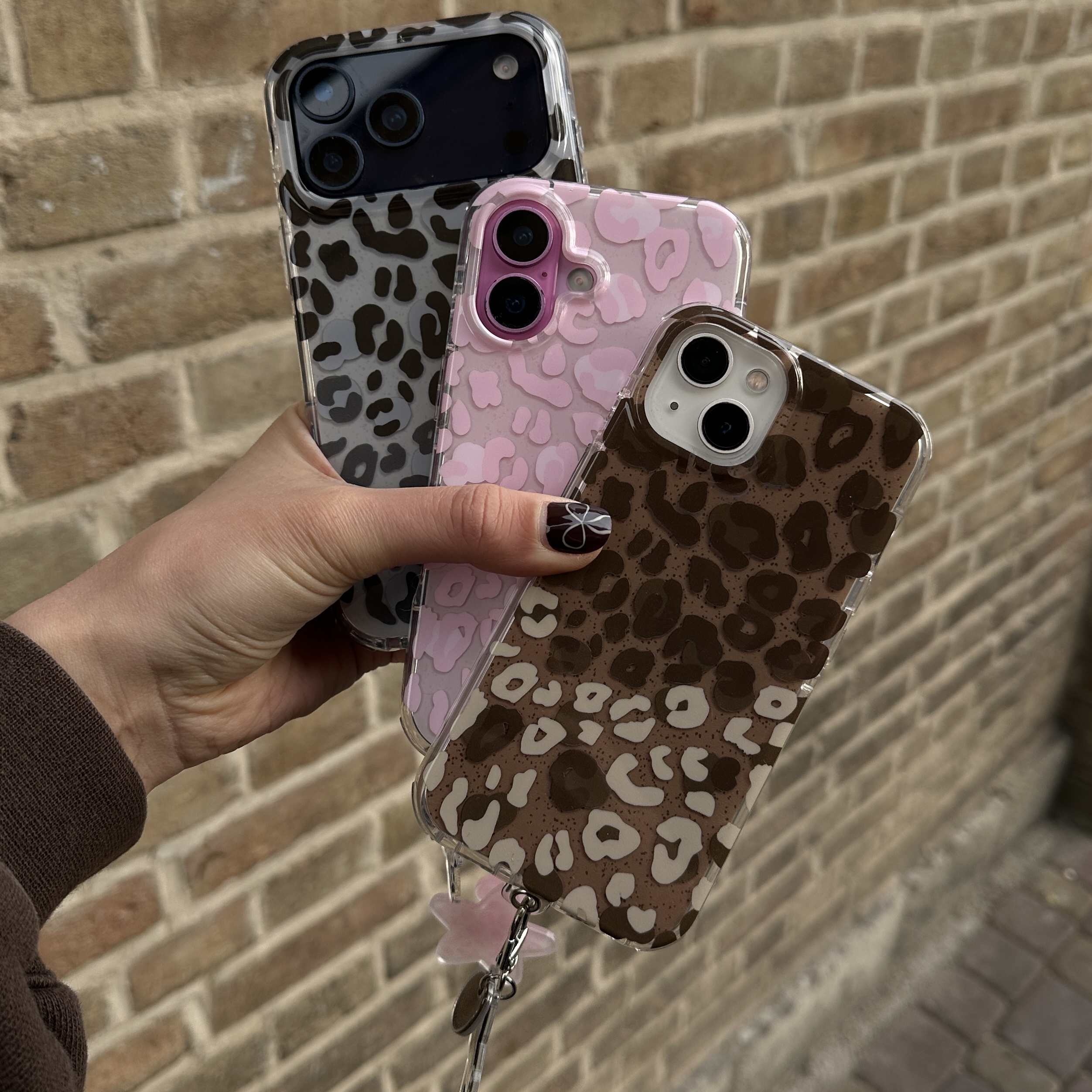 قاب پلنگی همراه با آویز ستاره آیفون